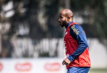 Patrick volta a jogar pelo Santos, mas ainda tem futuro indefinido