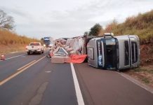 Caminhão tomba e causa interdição parcial em rodovia de Jales