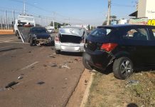 Motorista bêbado perde controle do carro e bate em veículos estacionados em Birigui