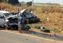 Tio e sobrinho morrem ao bater picape contra caminhonete durante ultrapassagem proibida