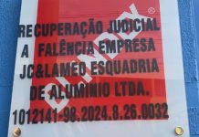 Clientes denunciam donos de empresa de instalação de vidro suspeitos de fugir com pagamentos antecipados sem fazer o serviço
