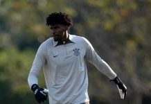 Corinthians deposita multa e terá Hugo Souza contra o Flamengo