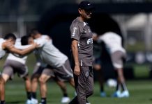 Ramón deve manter três zagueiros contra o Fluminense