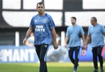 Carille lamenta desempenho do Santos em derrota para o Avaí: “Nada que projetamos funcionou”