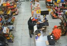 Ladrão quebra arma ao dar coronhada em vítima durante assalto a supermercado