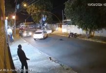 Motoqueiro fica ferido após empinar moto e veículo ir parar no teto de carro