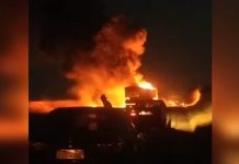 Duas pessoas morrem carbonizadas após carro bater de frente com caminhão e pegar fogo