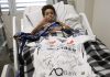 Menino internado na UTI do HB em Rio Preto realiza sonho com camisa autografada do Santos
