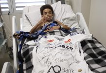 Menino internado na UTI do HB em Rio Preto realiza sonho com camisa autografada do Santos