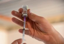 Covid-19: OMS cita aumento de casos e queda alarmante na vacinação