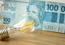 Aneel reduz cobrança extra na conta de luz em setembro após revisão de dados