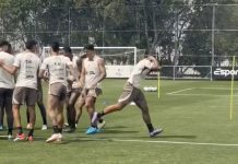 Memphis é “batizado” com corredor polonês no Corinthians