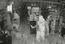 Bandidos usam carro para arrombar e furtar supermercado em Rio Preto