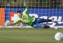 Ederson volta à Seleção após três cortes e tenta retomar titularidade no gol: “Não tem cadeira cativa”