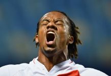 Carrillo chega ao Brasil para assinar contrato com o Corinthians