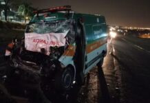 Motorista e passageira em ambulância ficam feridos após colisão traseira em caminhão em Mirassol