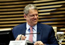 Tarcísio de Freitas e outros cinco governadores se recusam a cobrar novo DPVAT