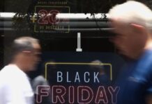 6 a cada 10 pessoas pretendem parcelar ou financiar compras da Black Friday, diz pesquisa