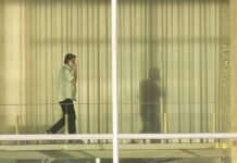 Bolsonaro também caiu no banheiro do Alvorada, que foi adaptado para ficar menos escorregadio