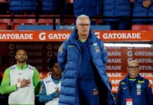 Dorival é comedido após vitória, mas aponta evolução na Seleção: “Encontrando um caminho”