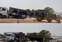 Carreta tomba e carga de plástico fica espalhada em rodovia de Rio Preto