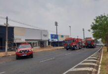 Incêndio no piso superior de loja de móveis causa interdição de avenida em Rio Preto