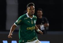 Árbitro justifica expulsão de Gabriel Menino, do Palmeiras, por tapa na cara de Lucas Cunha