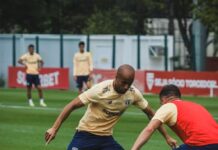 Elenco do São Paulo faz treino no CT em dia de ação pelo Outubro Rosa