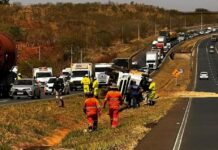 Caminhão carregado com areia tomba na BR-153