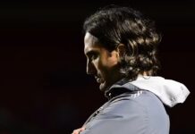 Zubeldía invade o campo após gol do São Paulo, leva amarelo e terá de cumprir suspensão