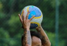 Rafinha mantém dúvida sobre aposentadoria, mas tendência é renovar com o São Paulo