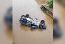 Carro é encontrado com as rodas para cima dentro de rio em Olímpia