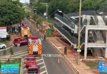 Parte de passarela da linha férrea cai e deixa feridos em Rio Preto