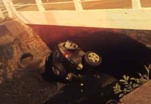 Seis jovens ficam feridos após carro cair em córrego de Birigui; motorista não tinha CNH