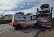 Motorista fica preso às ferragens após van bater em carreta-cegonha na BR-153