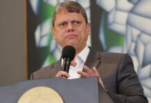 Governo de SP sanciona proibição de celulares nas escolas