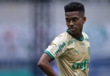 Estêvão recebe dois prêmios no Palmeiras, mas lamenta título perdido: “Fica um vazio no peito”