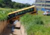 Ônibus escolar perde freio e cai dentro de canaleta de córrego em Mirassol