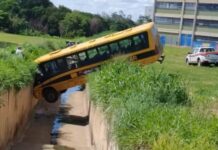 Ônibus escolar perde freio e cai dentro de canaleta de córrego em Mirassol