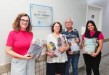 Casal doa naninhas para crianças internadas na Santa Casa de Votuporanga