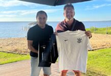 Ramón Díaz visita presidente da Conmebol e o presenteia com camisa do Corinthians