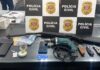 Polícia prende uma pessoa e apreende drogas, dinheiro e pés de maconha durante operação