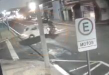 Motorista desrespeita sinal de PARE e atropela motociclista em Catanduva