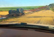 Carreta tomba na Rodovia Waldemar Lopes Ferraz
