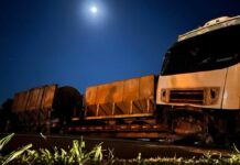 Carreta tomba e atravessa pista em rodovia de Guararapes