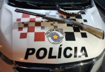 Homem usa espingarda para ameaçar a própria família após esposa se negar a manter relação sexual