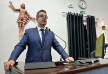 Dr. Leandro pede serviço de tapa-buracos