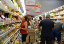 Oito em cada dez brasileiros sentem alta no preço dos alimentos, diz Quaest