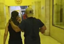 Polícia prende mulher suspeita de assassinar o namorado com pelo menos 14 facadas dentro de carro