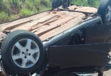 Passageiro morre após carro capotar durante perseguição policial; motorista foi detido